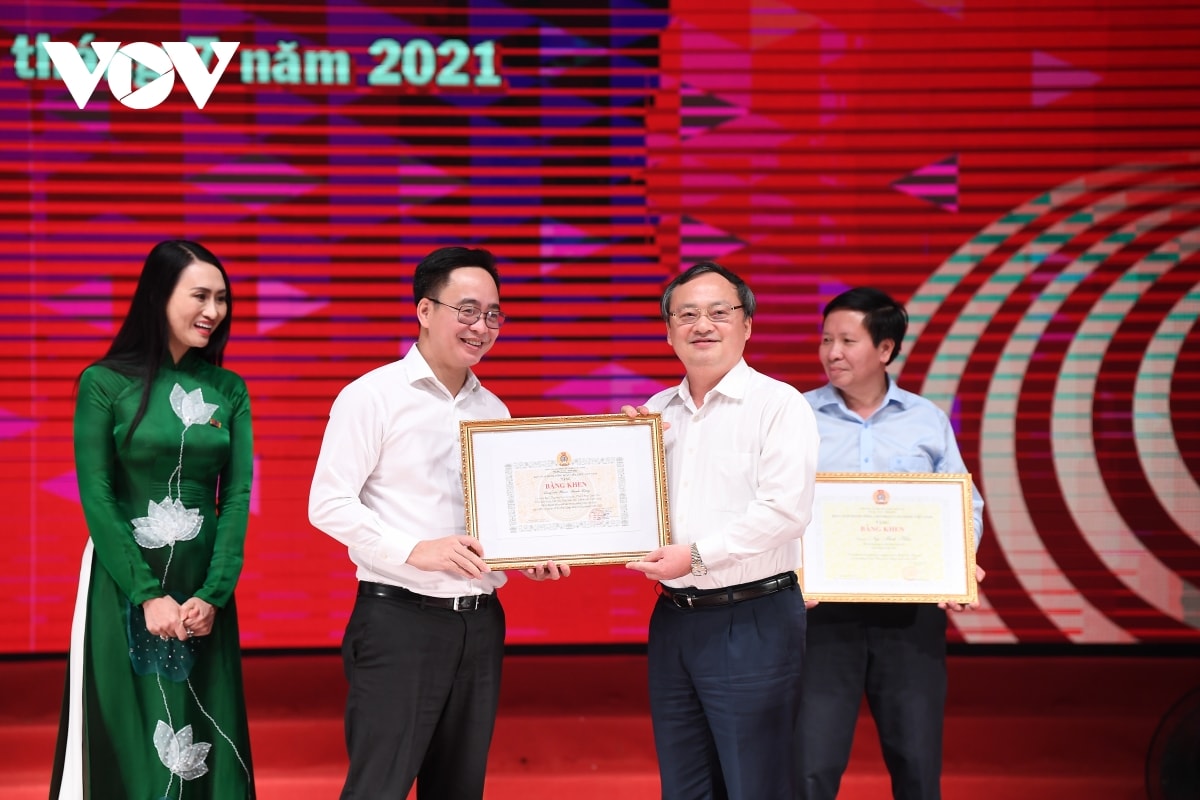 Ông Phạm Mạnh Hùng, Phó Tổng Giám đốc VOV nhận bằng khen của Tổng Liên đoàn Lao động Việt Nam – Công đoàn viên chức Việt Nam vì có thành tích xuất sắc trong phong trào thi đua và giải thưởng gương mặt của năm 2020. Ảnh: vov.vn