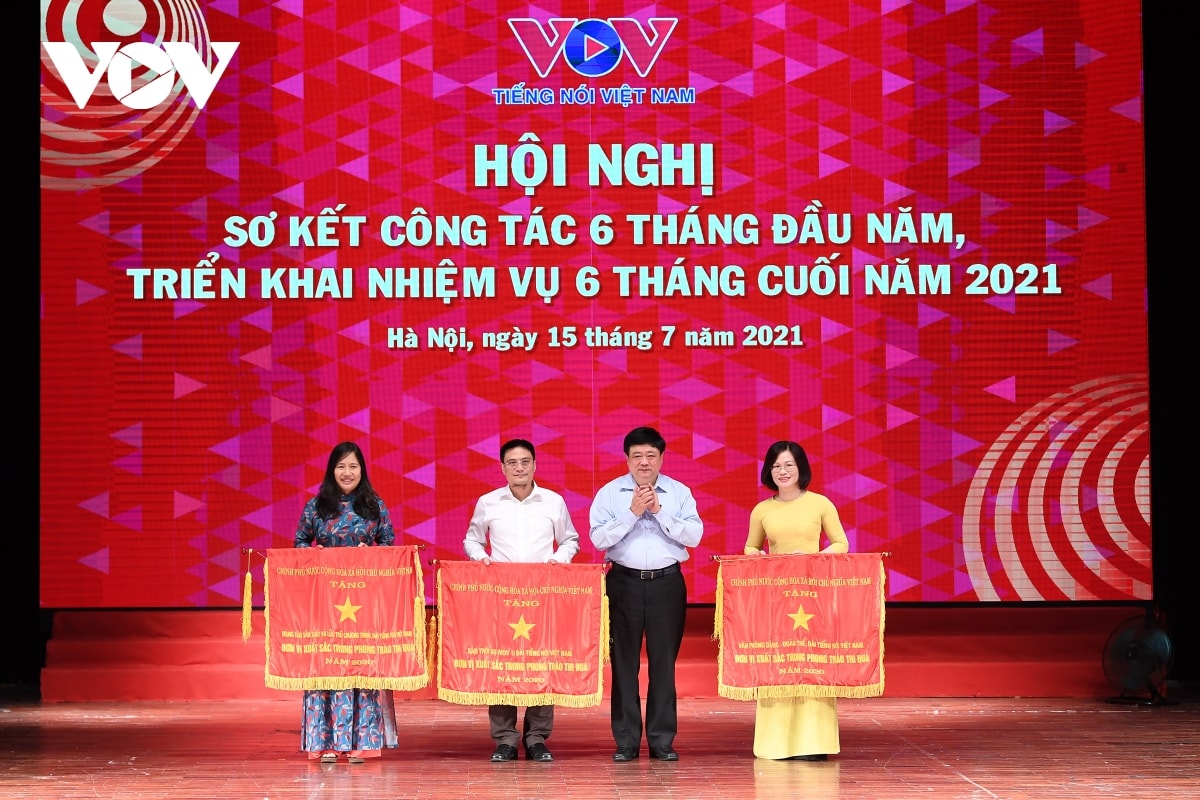 Nguyên Tổng Giám đốc VOV Nguyễn Thế Kỷ trao tặng cờ Thi đua Chính phủ cho 4 tập thể có thành tích xuất sắc, dẫn đầu phong trào thi đua yêu nước của VOV năm 2020. Ảnh: vov.vn