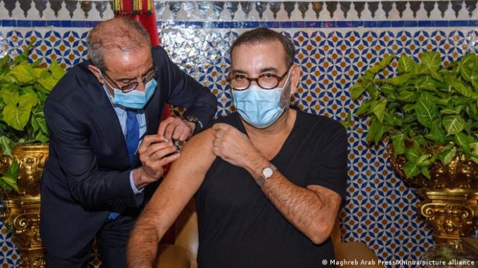 Vua Ma-rốc Mohammed VI tiêm liều vắc-xin COVID-19 đầu tiên vào tháng Giêng - Ảnh: Maghreb Arab Press