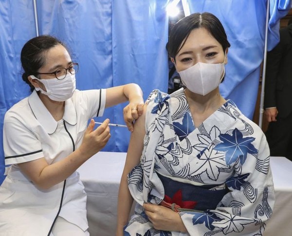 Nhân viên y tế tiêm vaccine ngừa COVID-19 cho người dân tại Tokyo, Nhật Bản ngày 21/6/2021. Ảnh: AFP