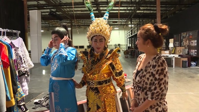 Lê Tín là nghệ sĩ gắn bó với sân khấu cải lương và đang tiếp tục duy trì đam mê này trên đất Mỹ.