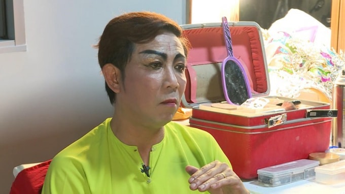 Anh không may mắn như nhiều ngôi sao khác khi phải vất vả mưu sinh nơi xứ người, đàn anh chơi xấu và bạn diễn lừa nhiều lần.
