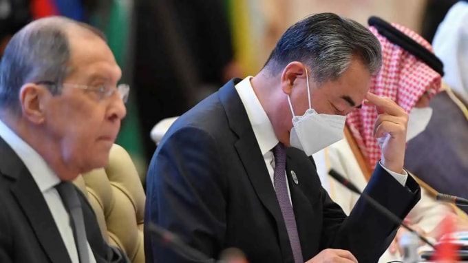Ngoại trưởng Nga Sergey Lavrov (trái) và Ngoại trưởng Trung Quốc Vương Nghị tham dự hội nghị thượng đỉnh ở Tashkent, Uzbekistan, vào ngày 16 tháng 7. Các nước láng giềng của Afghanistan đang kêu gọi hỗ trợ kinh tế nhiều hơn cho nước này - Ảnh: Reuters
