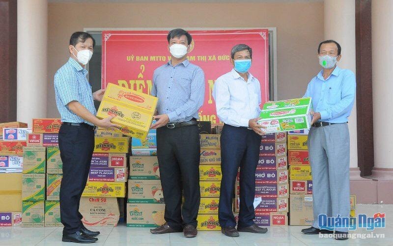 Đại diện lãnh đạo Thị ủy và Ủy ban MTTQ Việt Nam TX.Đức Phổ tiếp nhận quà hỗ trợ. Ảnh: X.Thiên