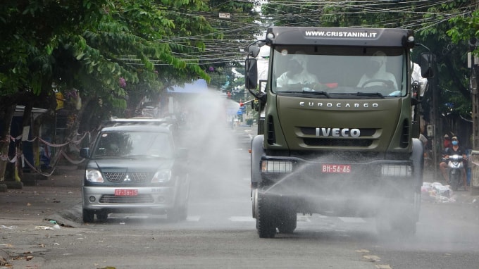 Xe quân đội phun khử khuẩn trên địa bàn TP.Biên Hòa. Ảnh: TL
