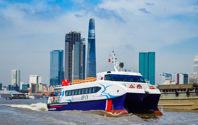 Sử dụng tàu cao tốc du lịch để vận chuyển hàng hóa thiết yếu cho các tỉnh thành khu vực phía Nam trong thời gian giãn cách xã hội. Ảnh minh họa