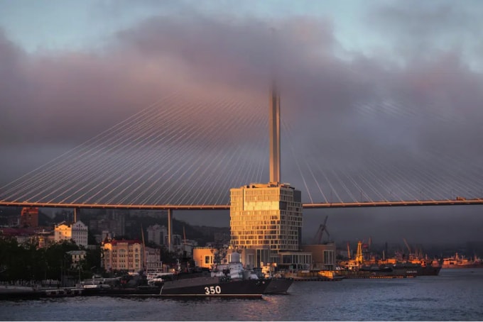 Mặt trời lặn ở thành phố cảng Vladivostok của Nga. (Nguồn: Arthur Bondar/The Washington Post).