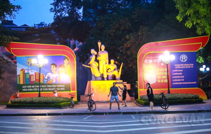 Nhiều người đi xe đạp ra đây để tập thể dục buổi sáng bất chấp công điện mới về phòng, chống dịch Covid-19 của TP Hà Nội.