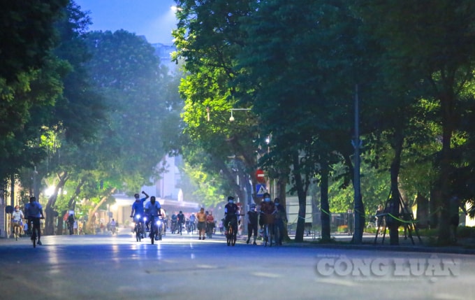 Ghi nhận của PV vào 4h30’ sáng 19/7, tức là chỉ sau hơn 4 tiếng hiệu lực của chỉ thị mới TP Hà Nội ban hành. Có hàng trăm người dân tập trung đến hồ Gươm để đi, chạy bộ và đạp xe thể dục buổi sáng.