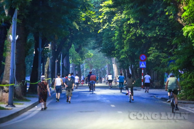 Phía bên trong khuôn viên của hồ Gươm đã được căng dây không cho người đi vào. Tuy nhiên, vẫn có rất đông người dân đi, chạy bộ hay đạp xe đạp dưới lòng đường.
