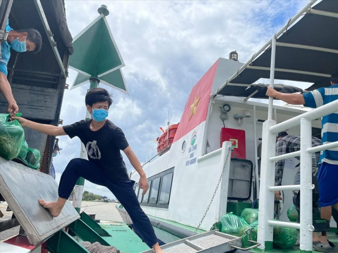 Bốc xếp hàng hoá lên tàu cao tốc. Ảnh HB