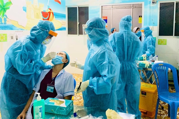 lấy mẫu xét nghiệm Covid-19