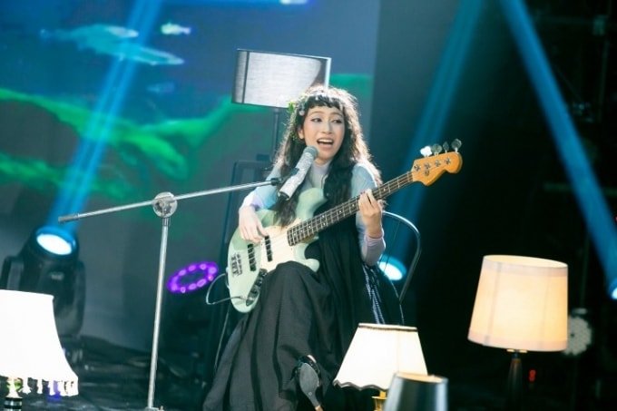 Mỹ Anh trong màn song ca lãng mạn cùng Khắc Hưng.