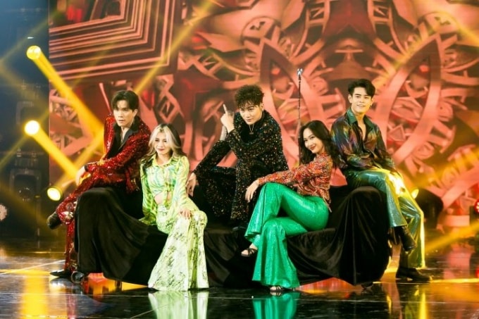 Ali Hoàng Dương tái hiện lại âm nhạc disco trên sân khấu The Heroes.