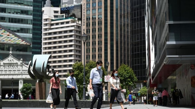 Singapore áp đặt các biện pháp nghiêm ngặt với những người đã được tiêm và chưa được tiêm vắc xin COVID-19 - Ảnh: AFP