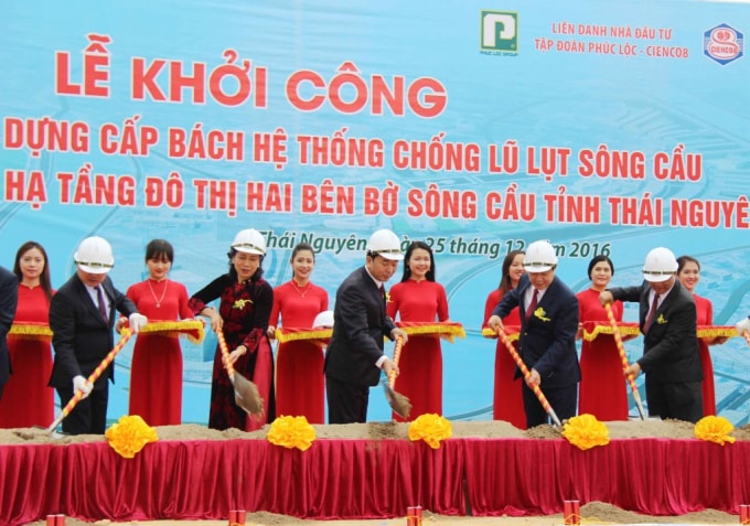 Các đồng chí lãnh đạo cao cấp cùng khách quý tham dự lễ khởi công dự án xây dựng cấp bách chống lũ lụt sông Cầu tại thành phố Thái Nguyên ngày 25/12/2016. Ảnh: TL