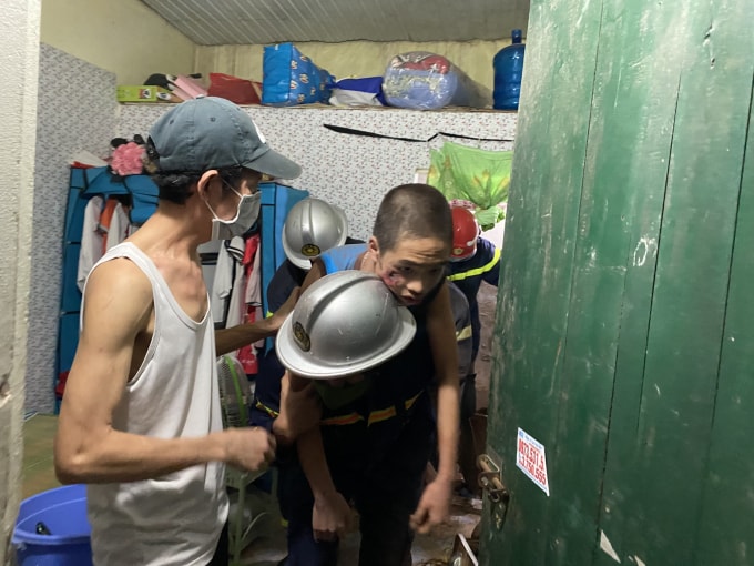 Sau khoảng 30 phút cháu bé đã được cứu ra ngoài.