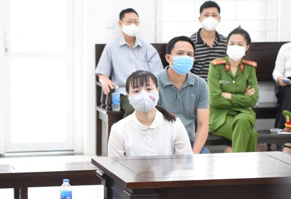 Các bị cáo Thủy và Nam tại tòa