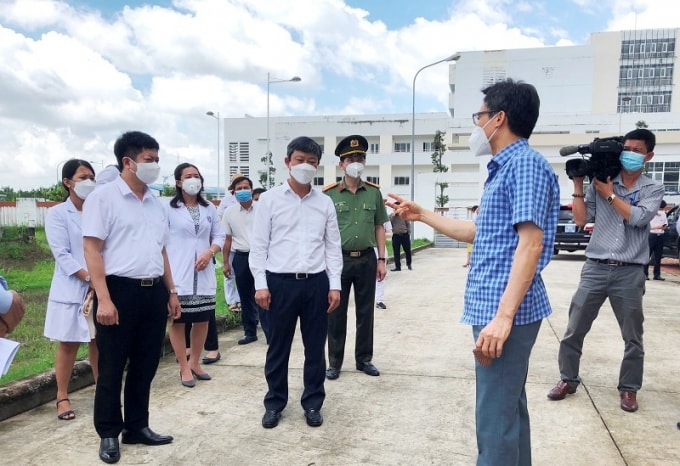Phó Thủ tướng Vũ Đức Đam kiểm tra Khu điều trị COVID-19 tại phường Phú Chánh, thị xã Tân Uyên.