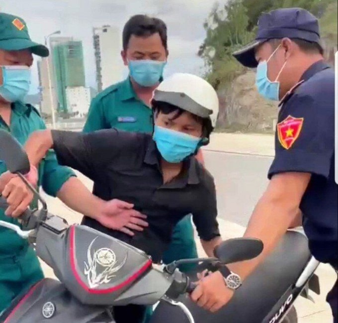 Công nhân bị tạm giữ phương tiện vì ra ngoài mua bánh mỳ, thứ được cho là không phải lương thực thiết yếu? Ảnh cắt từ Clip