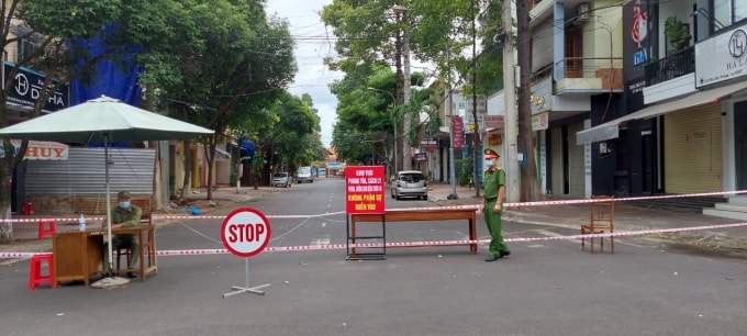 Khu dân cư trên đường Hai Bà Trưng liên quan đến chùm ca bệnh trên địa bàn thành phố đã được phong tỏa. Ảnh: Báo Đắk Lắk