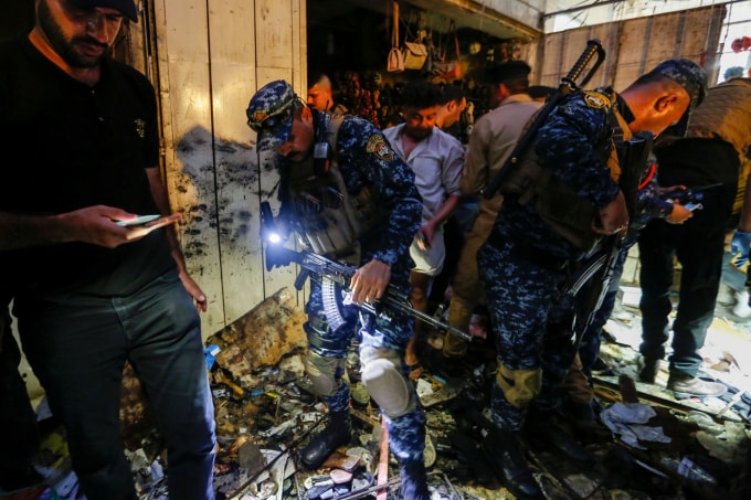 Lực lượng an ninh Iraq đang điều tra tại hiện trường vụ tấn công khiến ít nhất 35 người thiệt mạng và hàng chục người bị thương tại một khu chợ tại thủ đô Baghdad - Ảnh: Reuters