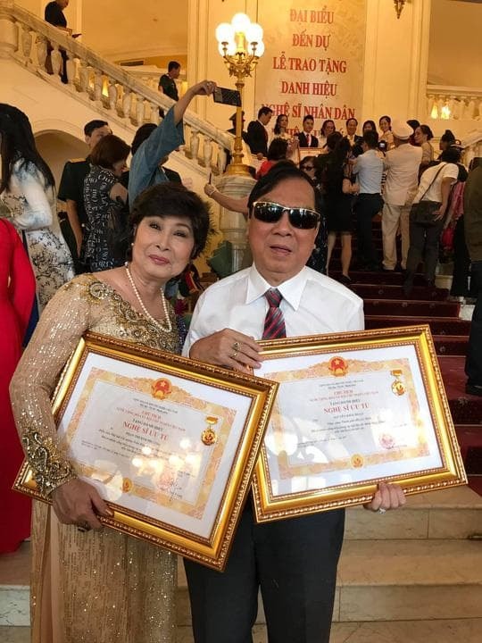 Nhạc sĩ Khải Hoàn (bên phải) là nghệ sĩ thứ 3 mắc Covid-19.