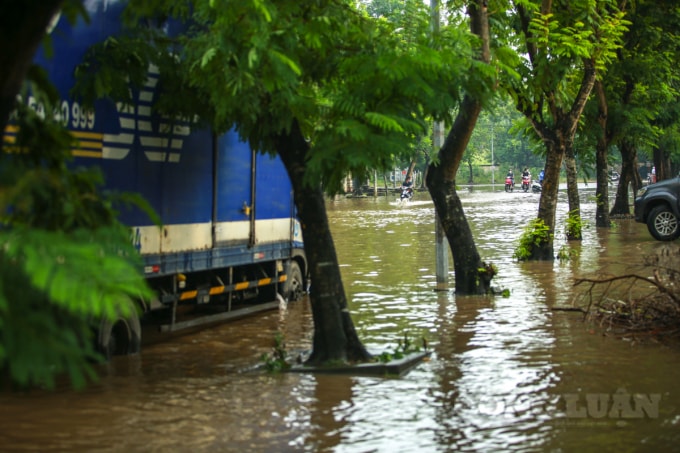 Cả tuyến đường mênh mông biển nước.