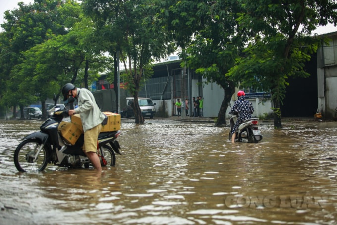 Tại những điểm này, đều ngập sâu đến khoảng 50 cm khiến phương tiện tham gia giao thông đi lại khó khăn, hàng loạt xe máy đi qua đây đã bị chết máy do ngập nước.