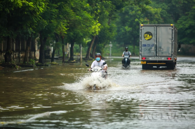 Tại tuyến phố Thanh Lâm (đường đi vào đường CN4 – CN8, thuộc cụm Công nghiệp Từ Liêm) đã xảy ra ngập úng kéo dài khoảng 200m đoạn đường CN4 và CN7.