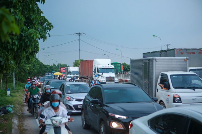 Chiều và tối ngày 19/7 và chiều ngày 20/7, đã xảy ra ùn tắc kéo dài ở môt số cửa ngõ Hà Nội. Ảnh: Quang Hùng.