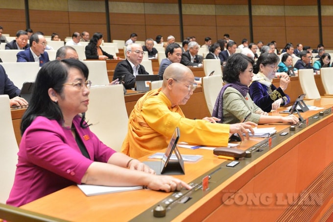 Kỳ họp thứ 11, Quốc hội khóa XIV đã áp dụng triệt để các ứng dụng công nghệ được đại biểu Quốc hội đánh giá cao. Ảnh: Các đại biểu bấm nút biểu quyết tại kỳ họp thứ 11, Quốc hội khóa XV.