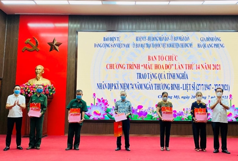 Đồng chí Nguyễn Công Dũng và đại diện nhà tài trợ trao quà cho các gia đình chính sách có hoàn cảnh khó khăn trên địa bàn huyện Chương Mỹ (Ảnh:KS)