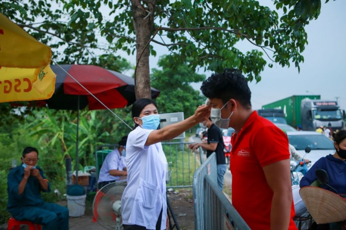 Khai báo y tế và đo thân nhiệt tại các chốt. Ảnh Quang Hùng