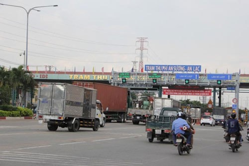 Nhiều xe vào TP.HCM treo biển xe hội chữ thập đỏ, xe làm từ thiện ... nhưng thực chất là để giao hàng (chui). Ảnh minh họa.