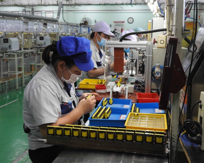 Công nhân đang làm việc tại Công ty TNHH Việt Nam Tabuchi eletronic