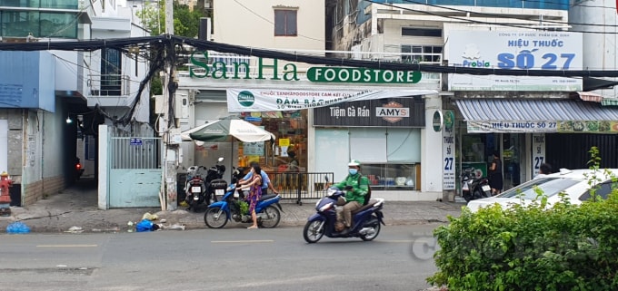 Trước cửa hàng San Hà, một điểm ổn định giá của Sở Công thương TP. HCM không còn cảnh người dân xếp hàng chờ đợi. Ảnh: Thái Sơn.
