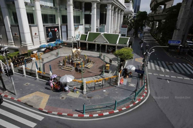 Giao thông gần Đền Erawan nổi tiếng tại giao lộ Ratchaprasong, một khu thương mại trung tâm của Bangkok, có rất ít phương tiện giao thông vào thứ Ba, khi các biện pháp phong tỏa có hiệu lực ở 13 tỉnh bị ảnh hưởng nặng nề bởi Covid-19, bao gồm cả Bangkok. Ảnh: Wichan Charoenkiatpakul