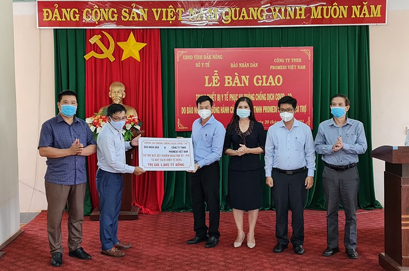 Đại diện Báo Nhân Dân và Công ty TNHH Promedi Việt Nam trao tặng tỉnh Đắk Nông hệ thống máy xét nghiệm SARS-CoV-2 trị giá hơn 1,8 tỷ đồng. Ảnh: Chấn Hưng