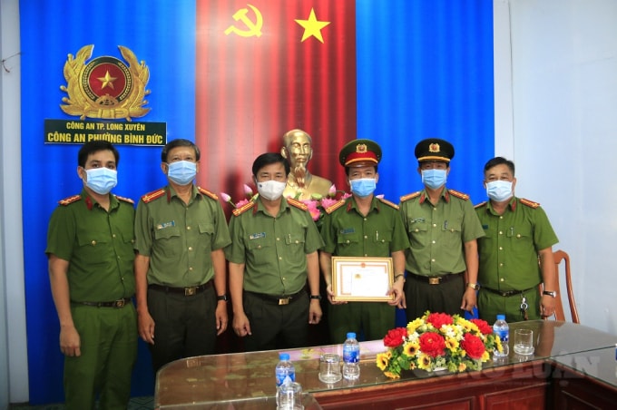 Đại tá Nguyễn Nhật Trường, Phó Giám đốc Công an tỉnh trao Giấy khen cho tập thể Công an phường Bình Đức