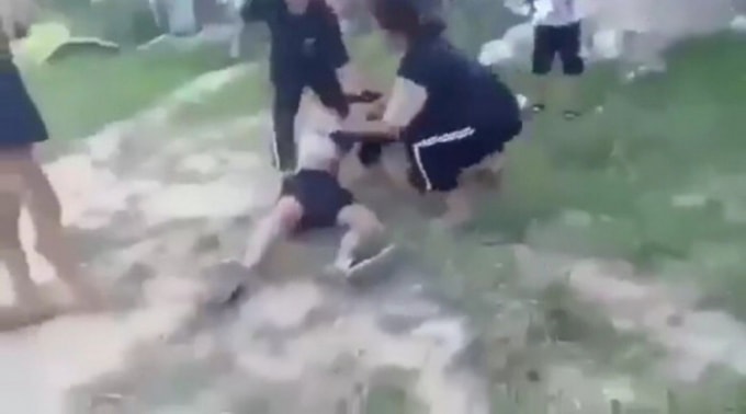 Nữ sinh bị đánh hội đồng, kéo tóc và tuột cả áo.
