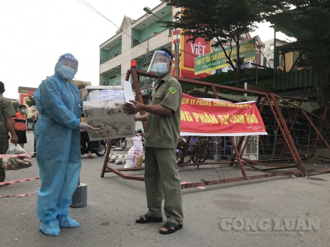 Người dân trong các khu phong tỏa nhận được sự quan tâm của chính quyền địa phương và các tổ chức xã hội.