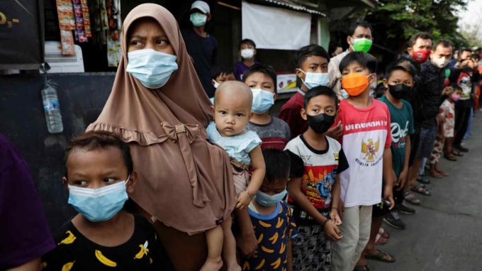Indonesia kéo dài biện pháp hạn chế COVID-19 đến cuối tuần do tình trạng lây nhiễm tăng nhanh - Ảnh: Reuters