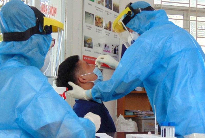 Nhân viên y tế lấy mẫu xét nghiệm Covid-19 cho người dân. Ảnh: minh họa