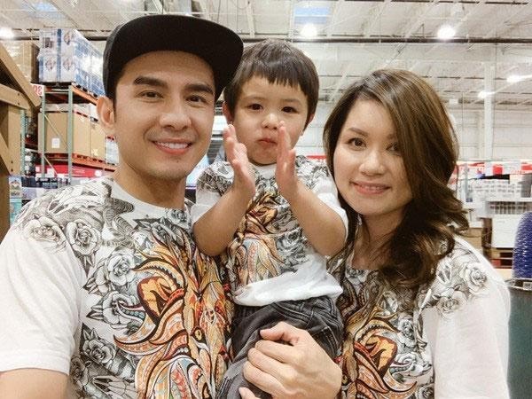 Hiện tại anh vừa chia tay vợ cũ ở Mỹ và để con cho vợ chăm sóc.