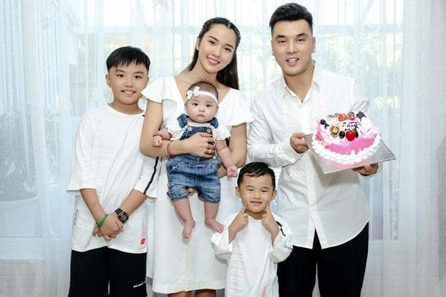 Anh đã có một gia đình nhỏ với vợ và các con cả chung lẫn riêng.
