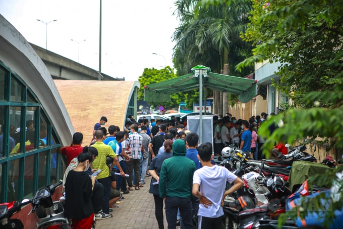 Nhiều người dân ở đây cho hay, đã xếp hàng từ 6h sáng đứng chờ hơn 3h đồng hồ vẫn chưa đến lượt mình.