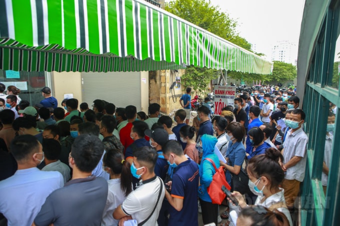 Người dân xếp hàng dài hàng chục mét.