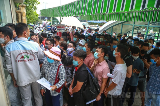 Nhiều người đi đường ngán ngầm nhìn vào cho rằng, việc chen chúc xét nghiệm thế này nếu lỡ may có 1 trường hợp dương tính ở đây thì rất dễ lây lan.