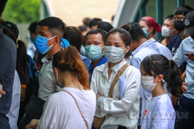 Nhiều người dân mệt mỏi đứng chờ đợi đến lượt để được xét nghiệm.